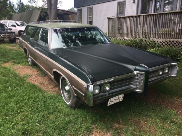 1969 Woody (Fake) and Dark green Pontiac Safari Wagon