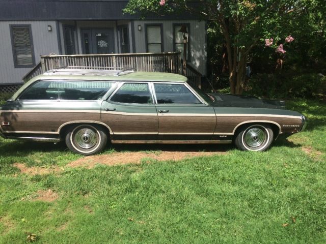 1969 Woody (Fake) and Dark green Pontiac Safari Wagon
