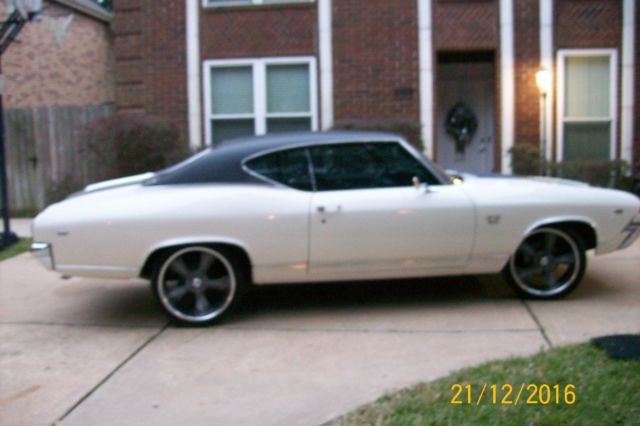 1969 White Chevrolet Chevelle Coupe