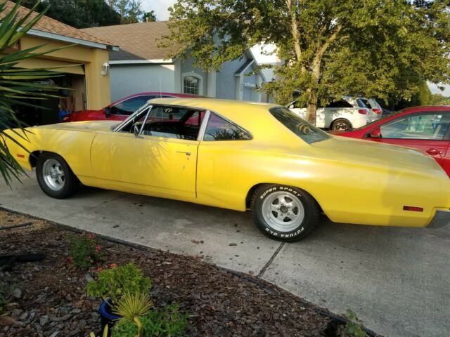 1970 Yellow Dodge Coronet 2dr