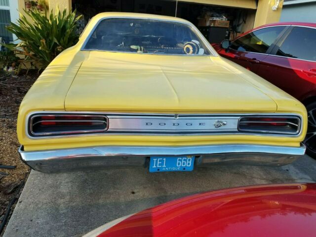 1970 Yellow Dodge Coronet 2dr