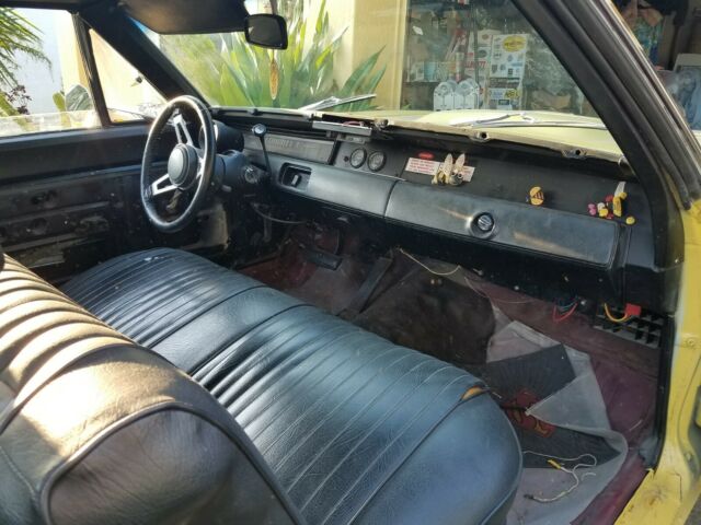 1970 Yellow Dodge Coronet 2dr