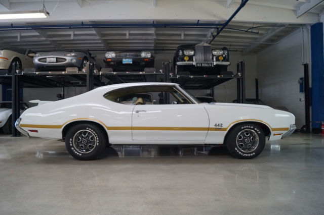 1970 White & Gold Oldsmobile 442 Coupe