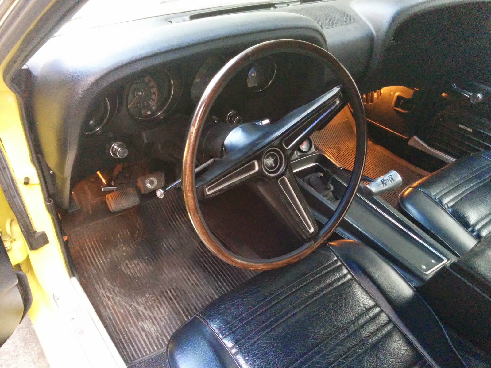 1970 Yellow Ford Mustang sportroof