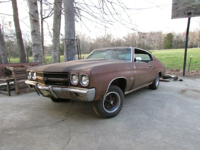 1970 gold Chevrolet Chevelle Coupe