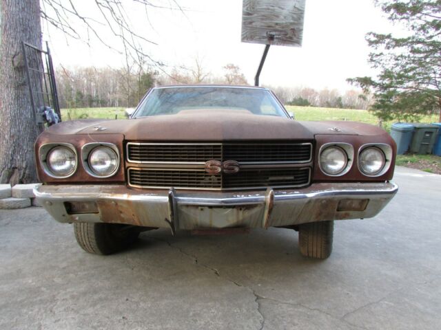 1970 gold Chevrolet Chevelle Coupe