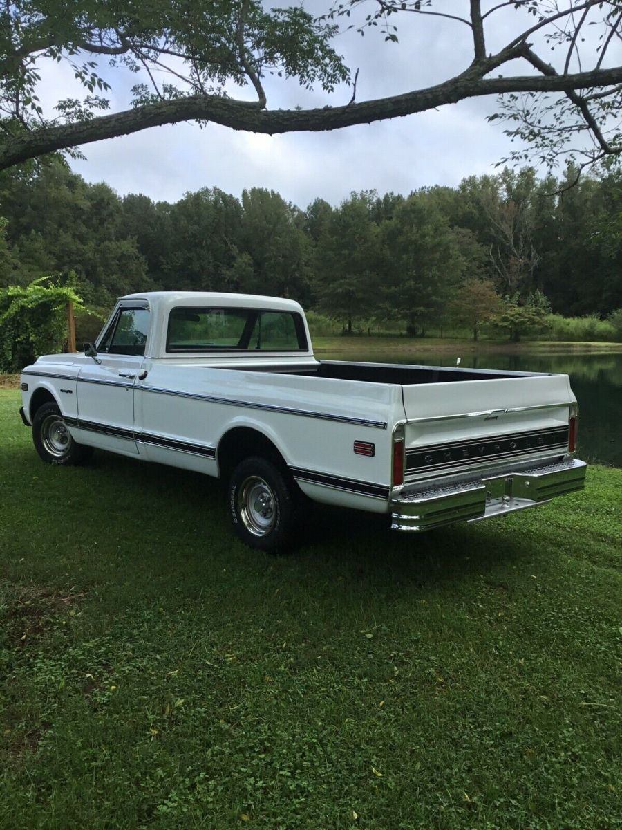 1970 White Chevrolet C-10 Pickup