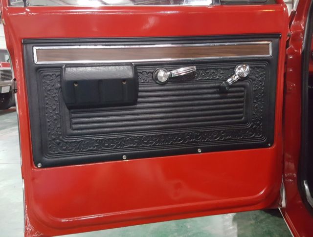 1970 Red / White Chevrolet C-10