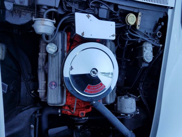 1970 White Chevrolet Corvette Coupe