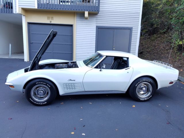 1970 White Chevrolet Corvette Coupe