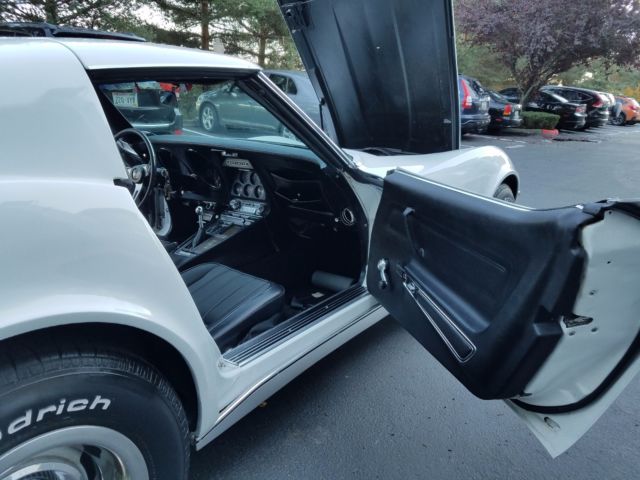 1970 White Chevrolet Corvette Coupe
