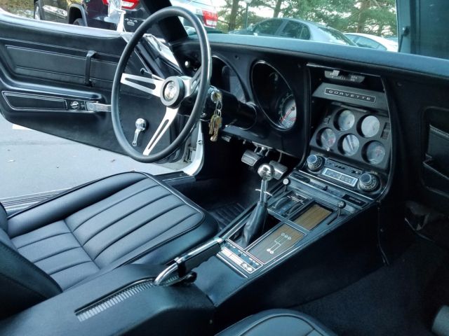 1970 White Chevrolet Corvette Coupe