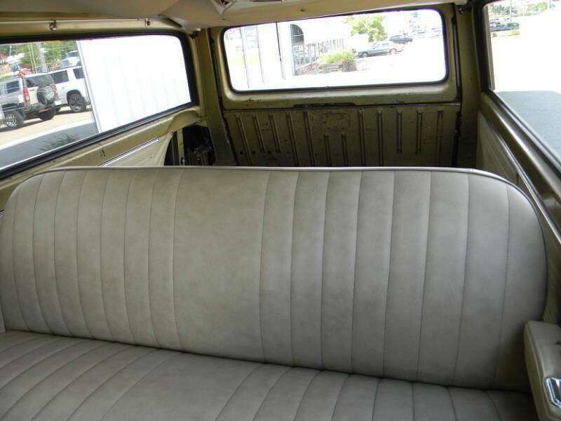 1970 Gold Chevrolet Suburban SUV