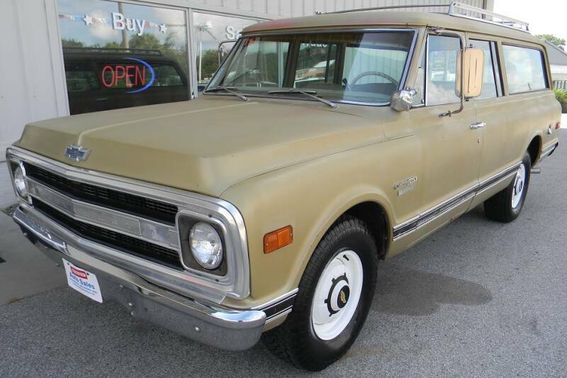 1970 Gold Chevrolet Suburban SUV