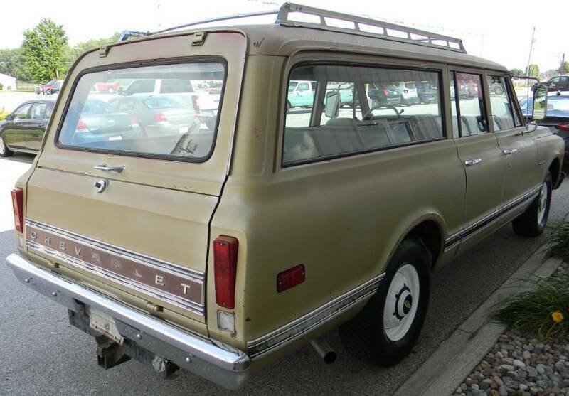 1970 Gold Chevrolet Suburban SUV