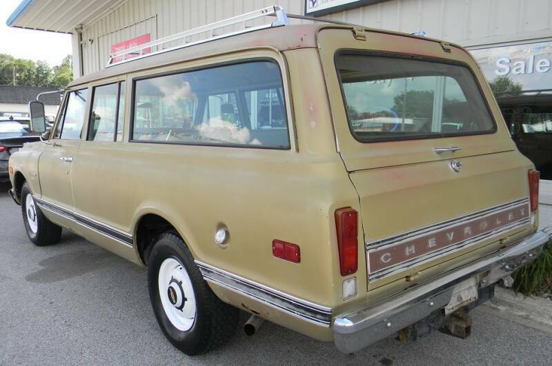 1970 Gold Chevrolet Suburban SUV