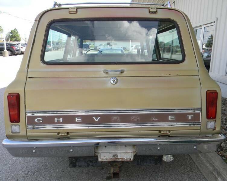 1970 Gold Chevrolet Suburban SUV