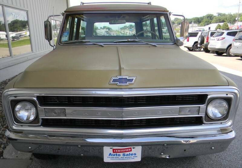 1970 Gold Chevrolet Suburban SUV