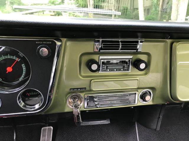 1970 Green & White Chevrolet C-10 Regular Cab