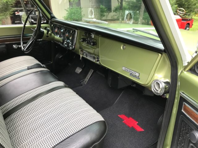1970 Green & White Chevrolet C-10 Regular Cab