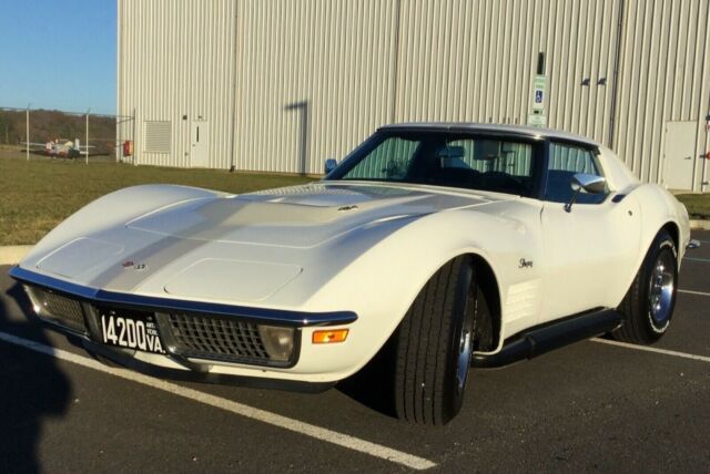 1970 White Chevrolet Corvette Coupe