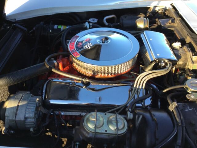 1970 White Chevrolet Corvette Coupe