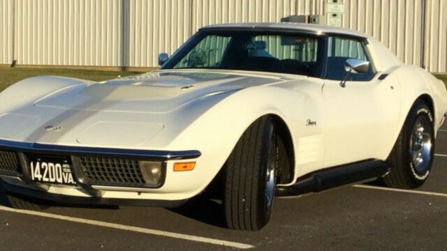 1970 White Chevrolet Corvette Coupe
