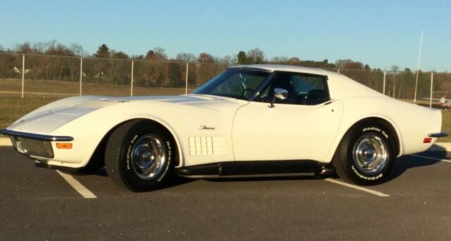 1970 White Chevrolet Corvette Coupe
