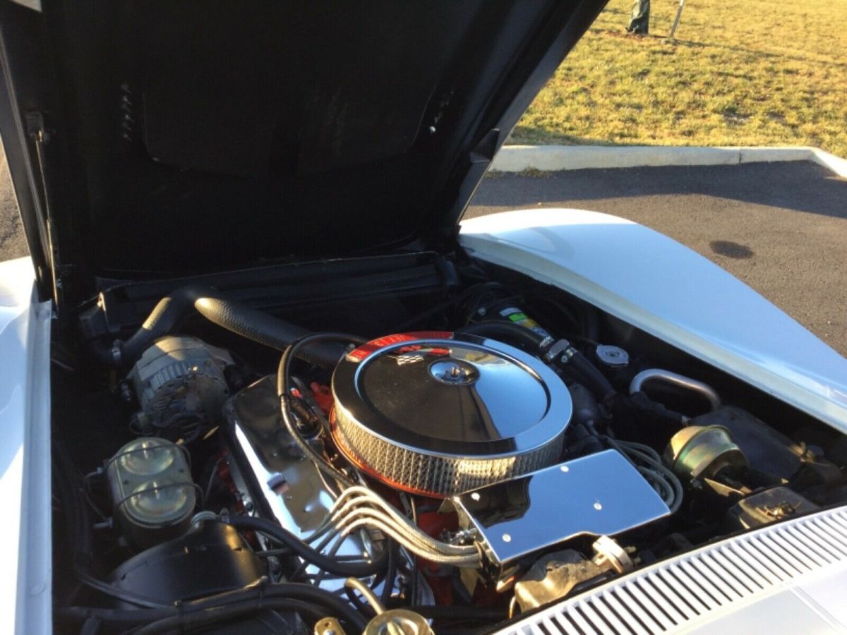 1970 White Chevrolet Corvette Coupe