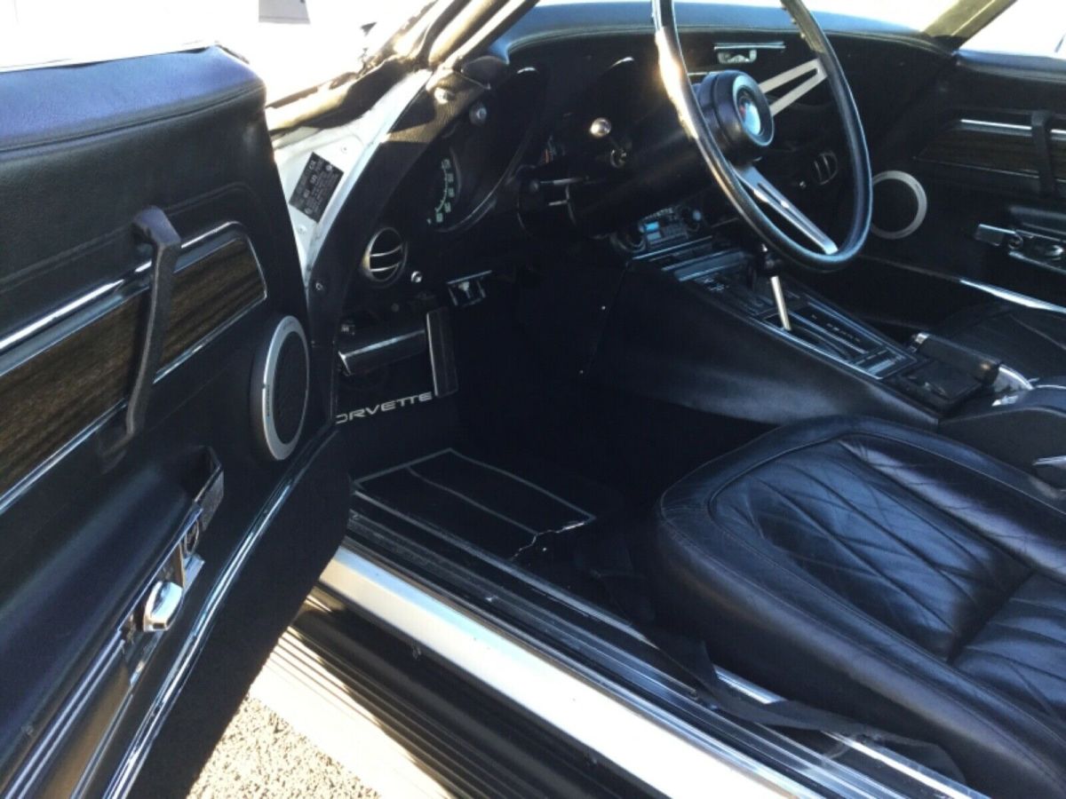1970 White Chevrolet Corvette Coupe