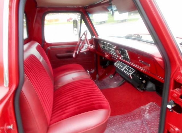1970 RED / WHITE Ford F-100 Standard Cab Pickup