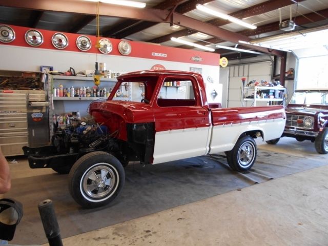 1970 RED / WHITE Ford F-100 Standard Cab Pickup