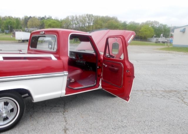 1970 RED / WHITE Ford F-100 Standard Cab Pickup