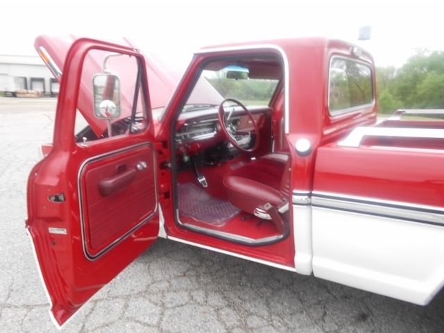 1970 RED / WHITE Ford F-100 Standard Cab Pickup