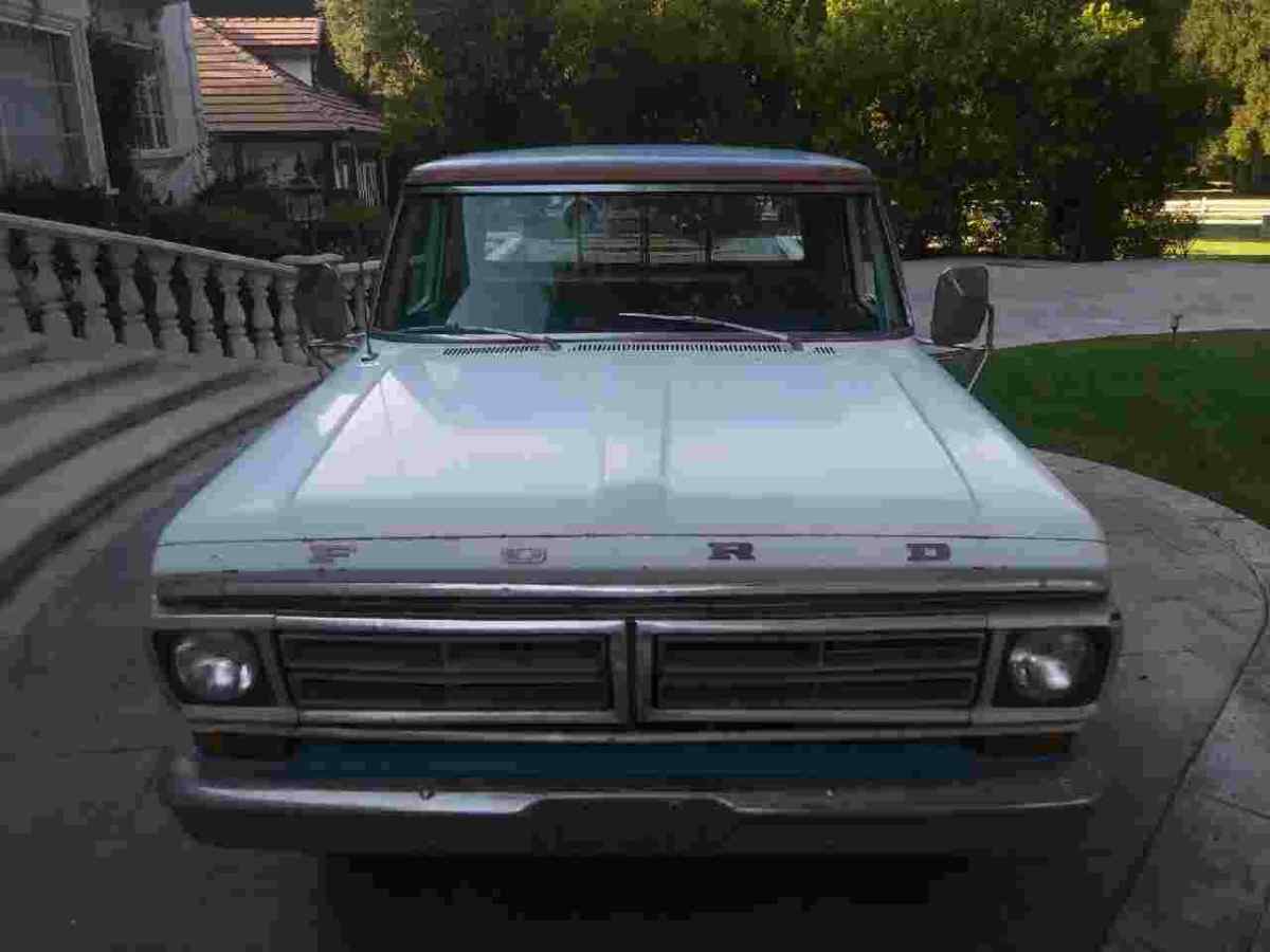 1970 White/Blue Ford F-250 Standard Cab Pickup