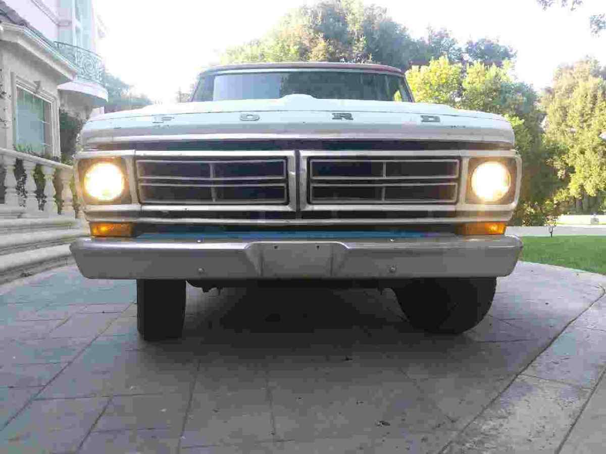 1970 White/Blue Ford F-250 Standard Cab Pickup