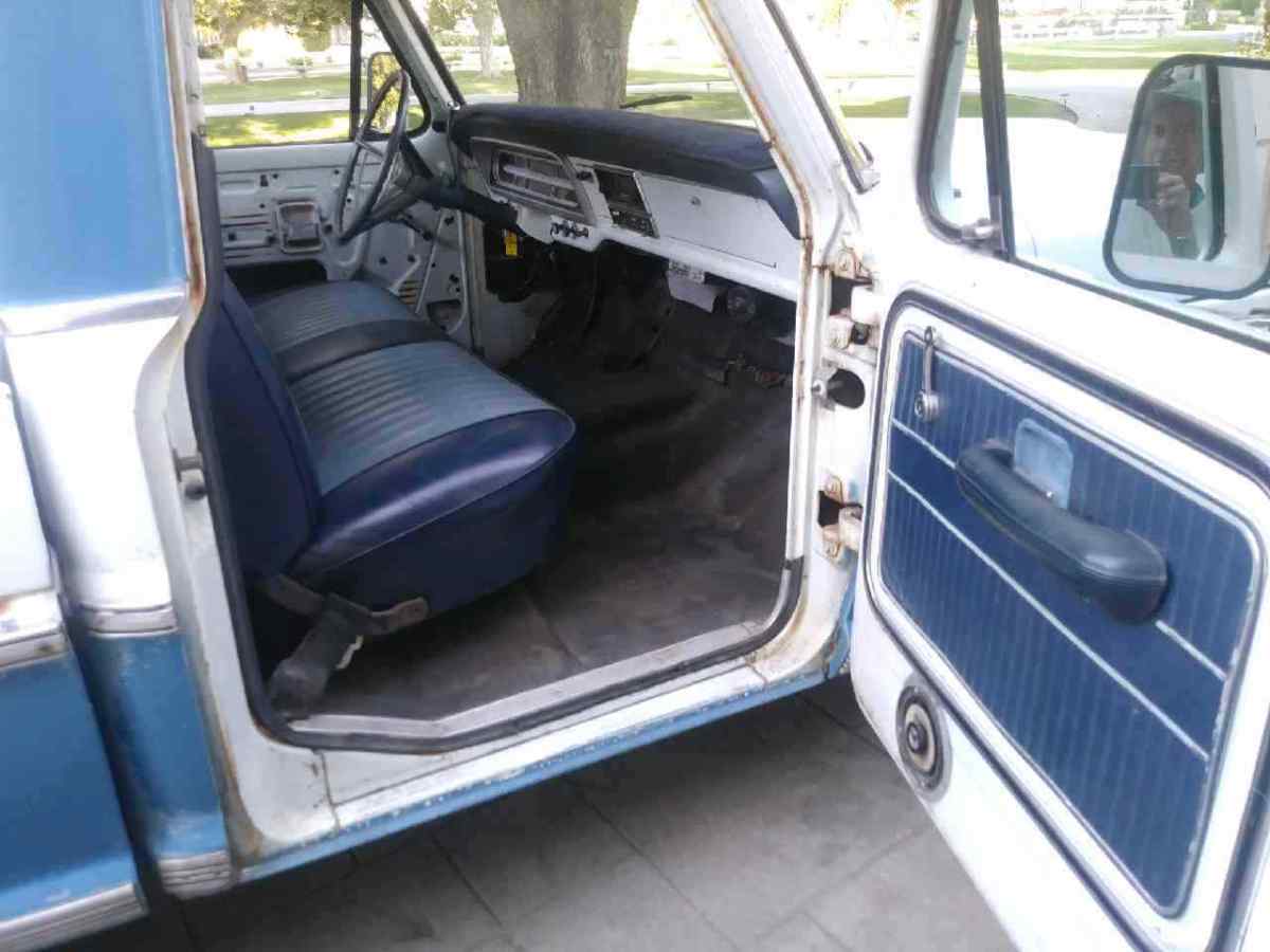 1970 White/Blue Ford F-250 Standard Cab Pickup