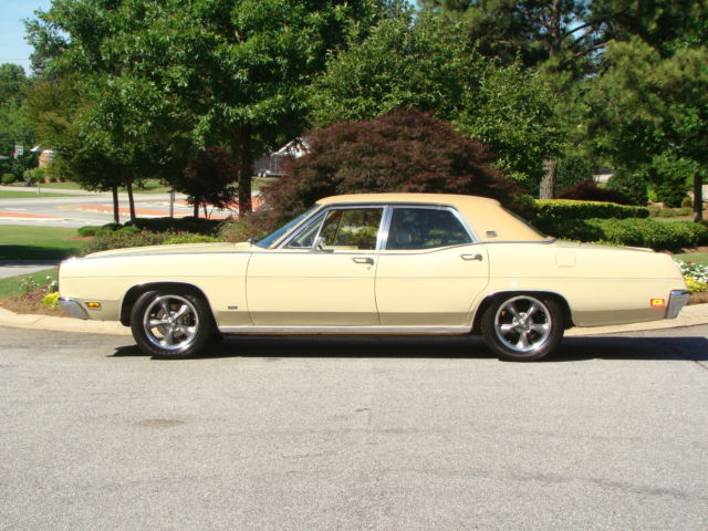 1970 Cream Ford LTD Sedan