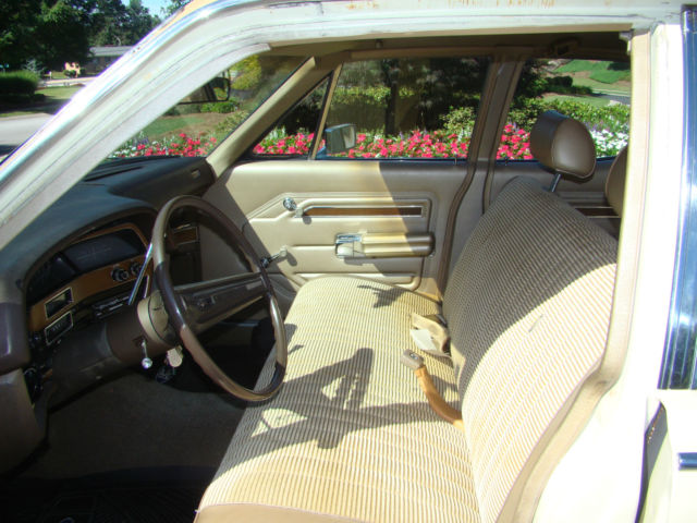 1970 Cream Ford LTD Sedan