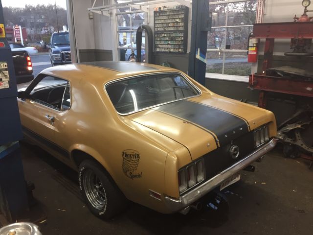 1970 Gold Ford Mustang Coupe