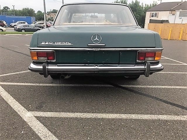 1970 Green Mercedes-Benz 200-Series 4 Door Sedan