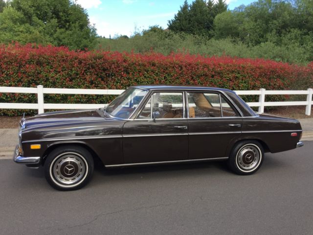 1970 Brown Mercedes-Benz 200-Series Sedan