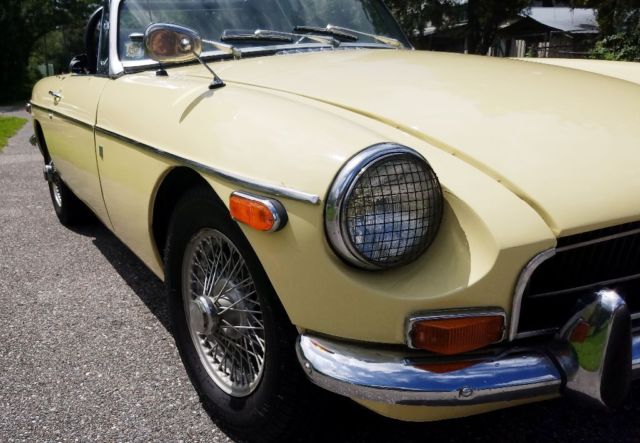 1970 Yellow MG MGB Convertible