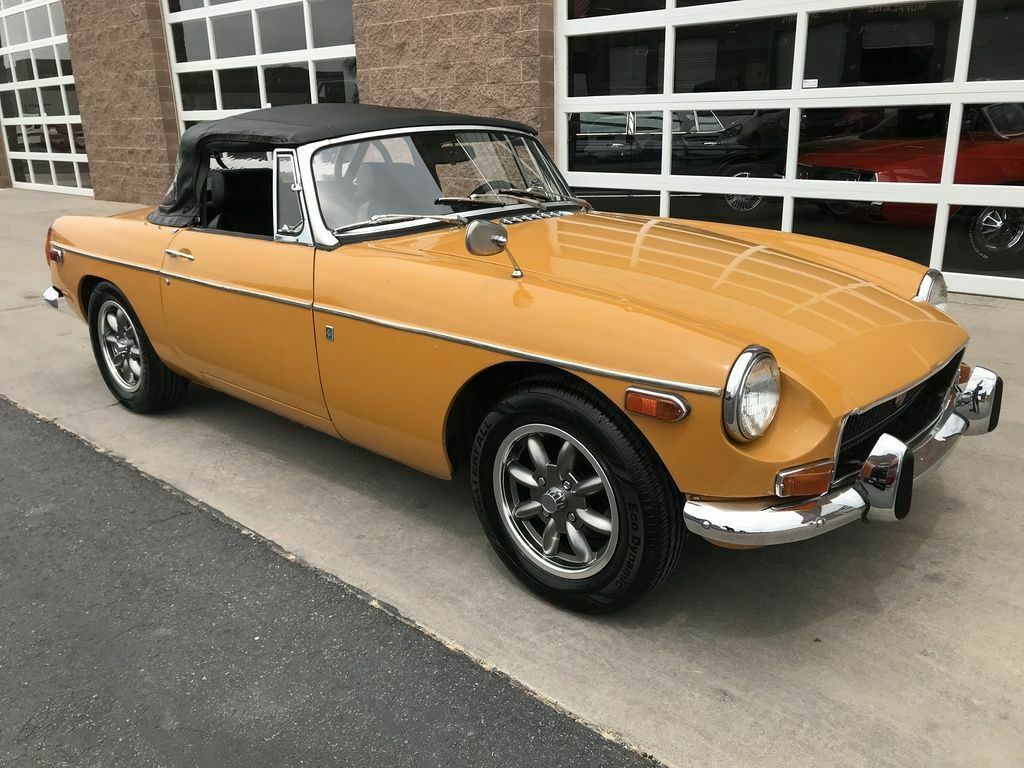 1970 Yellow MG MGB --