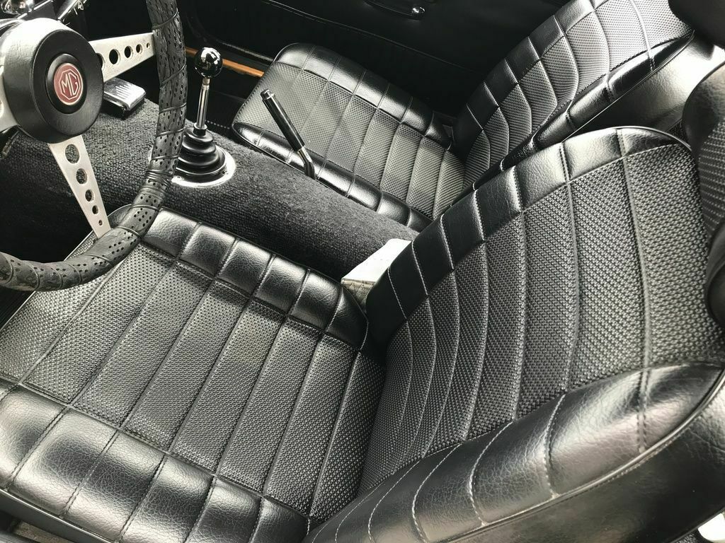 1970 Yellow MG MGB --