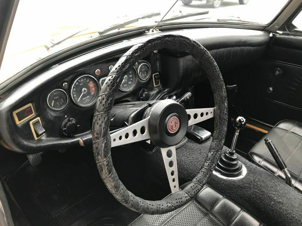 1970 Yellow MG MGB --