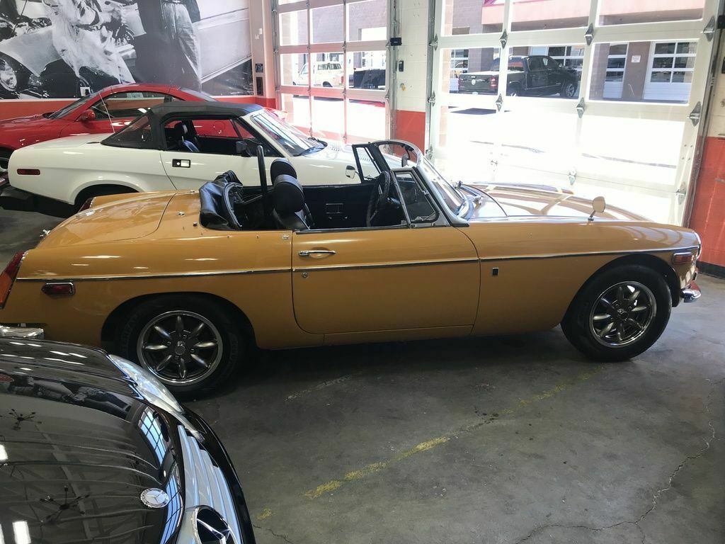 1970 Yellow MG MGB --
