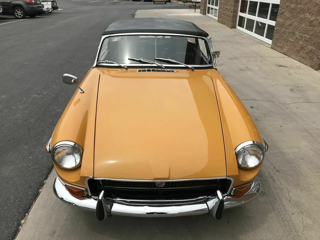 1970 Yellow MG MGB --