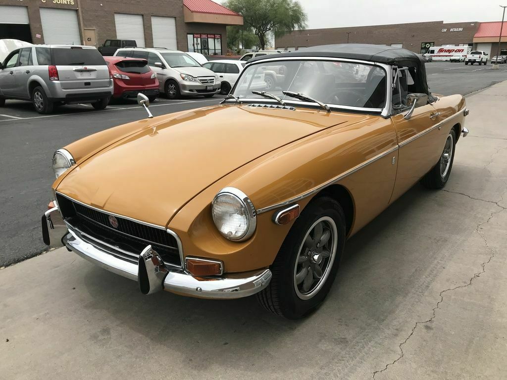 1970 Yellow MG MGB --