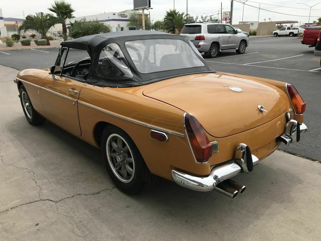 1970 Yellow MG MGB --